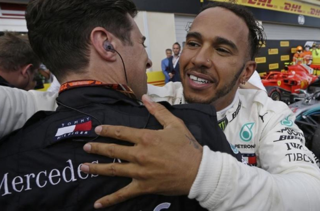 El británico Lewis Hamilton (Mercedes) abraza a uno de sus mecánicos tras arrasar en el GP de Francia.-AP / CLAUDE PARIS