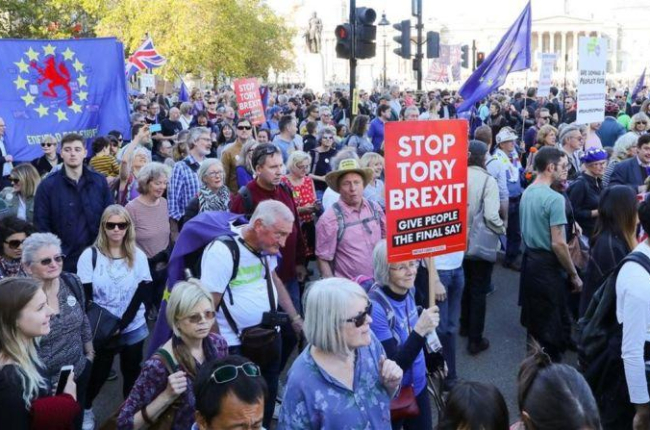 Manifestantes contrarios al brexit marchan por Trafalgar Square, en Londres.-VICKIE FLORES (EFE)