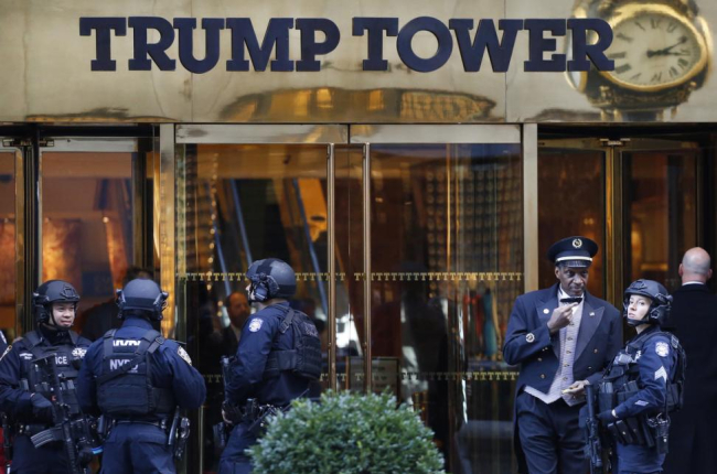 Policías de Nueva York frente a la Torre Trump, donde el presidente tiene la oficina y su residencia, en la Quinta Avenida, el 14 de noviembre.-AP / MARK LENNIHAN