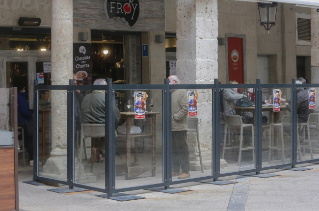 Varias personas consumen en una terraza de un bar de la capital burgalesa, uno de los sectores que recibirán ayudas del Ayuntamiento. RAÚL G. OCHOA