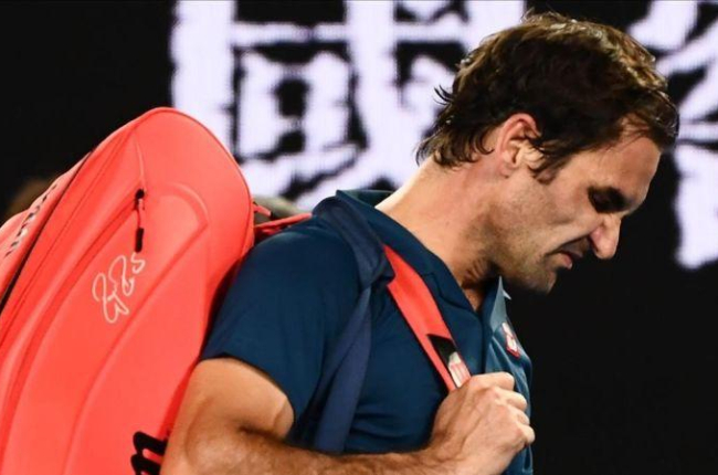 Roger Federer deja la pista cariacontecido tras ser eliminado por Stefanos Tsitsipas.-AFP / LEWEL SAMAD
