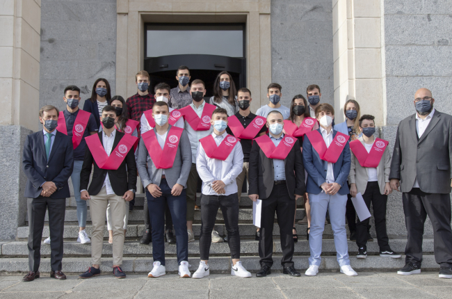 Foto de familia de la promoción 2019-2021 de TEAS de la Universidad Isabel I. ECB