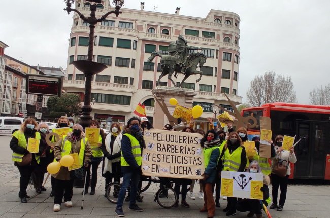 Concentración en Burgos del movimiento Rebelión de las Tijeras Rotas que reclama la bajada del IVA. 