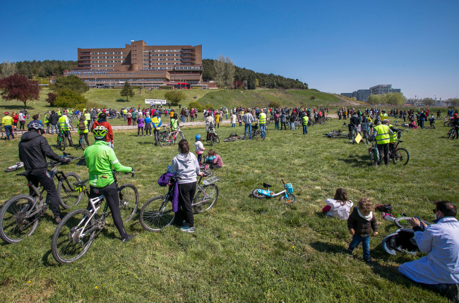 Imagen de la bicicletada celebrada el pasado mes de abril para pedir la reapertura del Divino Valles. TOMÁS ALONSO