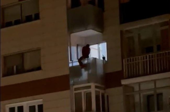 La persona atendida llegó a encaramarse encima de la barandilla de su balcón. ECB
