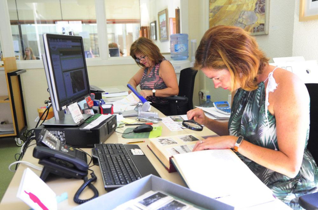 Dos trabajadoras del archivo organizan unos documentos.-ISRAEL L. MURILLO