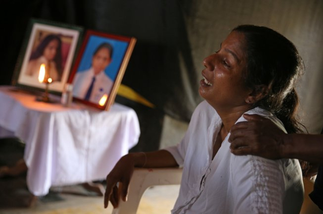 Una mujer llora la muerte de su hijo de 13 años, fallecido en el ataque a la iglesia de San Sebastián, en Negombo (Sri Lanka).-REUTERS (X02943)