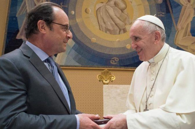 El Papa Francisco y el presidente francés, François Hollande, en el Vaticano.-AFP / OSSERVATORE ROMANO