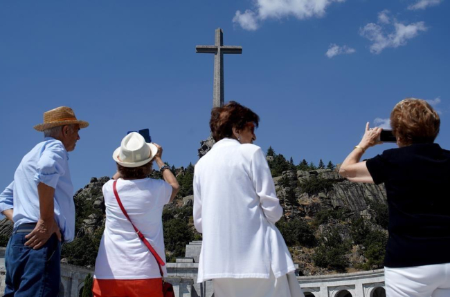 Un grupo de visitantes de Carbonero el Mayor (Segovia) en la explanada del Valle de los Caídos el pasado martes 21-JOSE LUIS ROCA