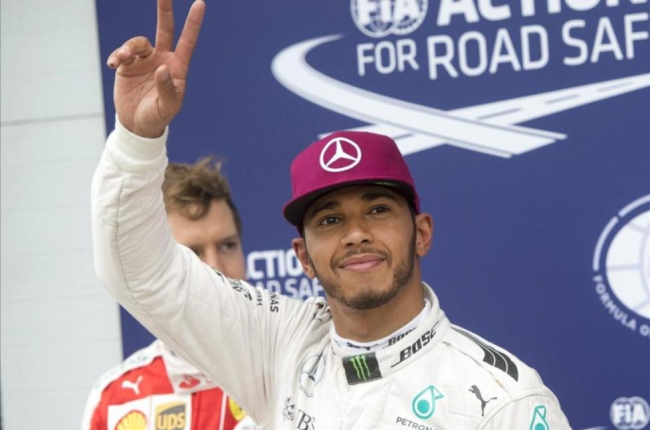 Lewis Hamilton saluda al público tras lograr la ''pole' en Canadá.-Ryan Remiorz