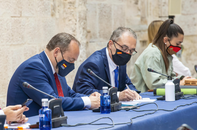Los concejales de Vox, Fernando Martínez-Acitores y Ángel Martín, en el pleno del debate de la ciudad. SANTI OTERO