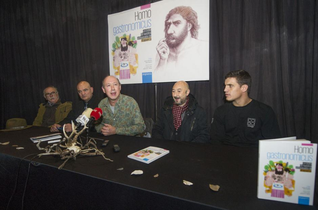 Eudald Carbonell, Javier Bonilla, Juan Carlos Díez, Rafa Rayón y Miguel Cobo en la presentación del libro.-ISRAEL L. MURILLO