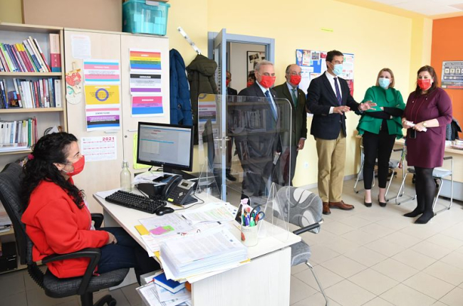 La consejera de Familia, Isabel Blanco, visitó ayer las dependencias de Cruz Roja en Burgos. ECB