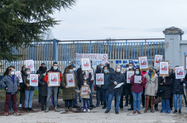 Varios vecinos protestan contra la ubicación del recinto ferial definitivo en su barrio. SANTI OTERO