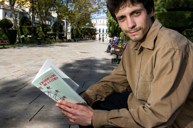 Mateo Martínez Martija posa en el Paseo del Espolón con un ejemplar de ‘Fragmentos de la feria’, su ópera prima y el comienzo de una prometedora carrera literaria. TOMÁS ALONSO