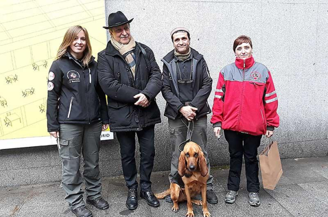 Judith, Valeriano y Mónica, de la Unidad Canina UCAS de Arrate, con Paco Lobatón, ayer, en Madrid.-UCAS
