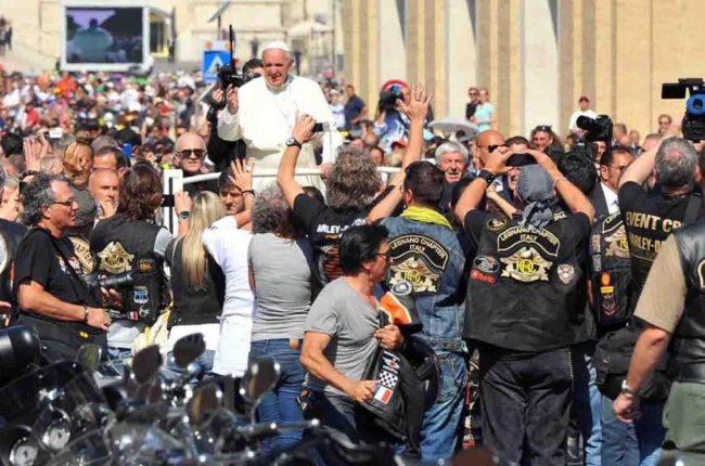 El Papa Francisco ya recibió, en el 2013, la visita de una delegación de la firma de motos Harley Davidson.-