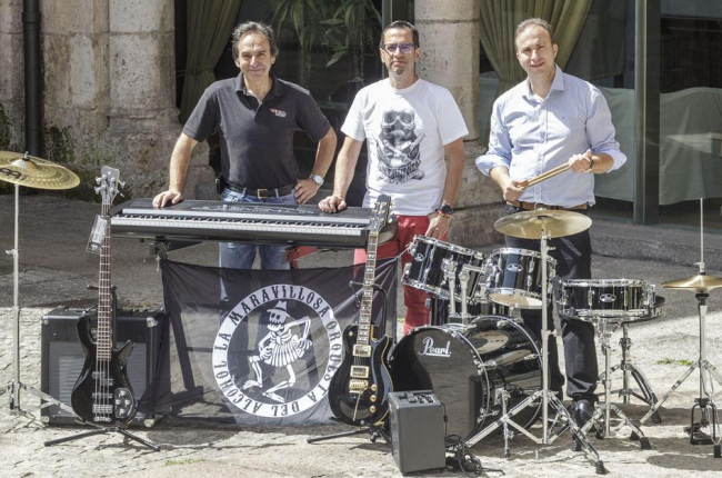 Lucio Ubierna, Joaquín García y Pablo Abad, de i. a d., con los instrumentos comprados, junto a la sede de la Escuela Municipal de Música.-Santi Otero