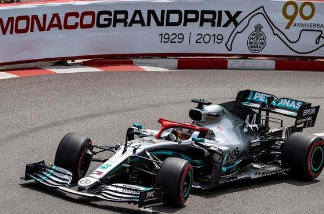 Lewis Hamilton (Mercedes) consiguió  llevarse la pole, la número 85 de su carrera, en el GP de Mónaco de F1.-ANDREJ ISAKOVIC / AFP