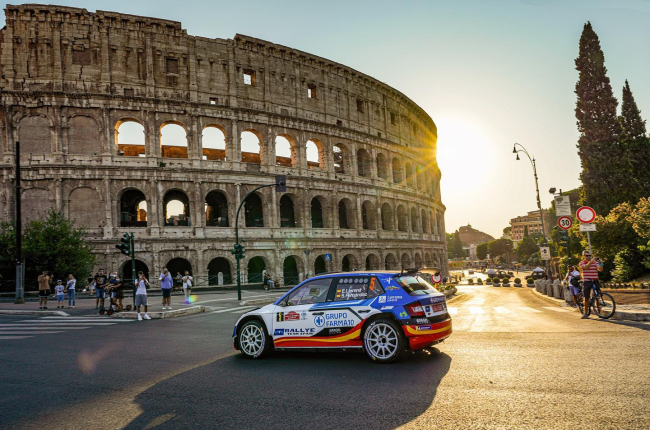 El Škoda Fabia Rally2 Evo de Efrén Llarena, en el Coliseo. TWITTER / @GRFARMA10RALLY