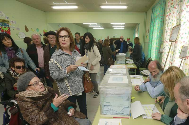 Imagen de votaciones el pasado domingo en un colegio electoral.-RAÚL G. OCHOA