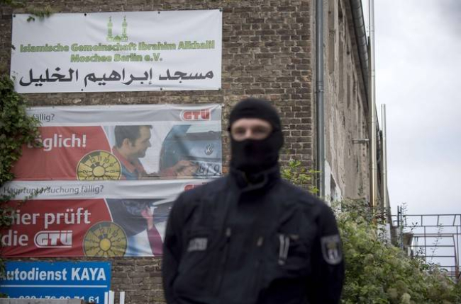 Un oficial de la policía alemana espera fuera de una asociación musulmana supuestamente vinculada a una trama de apoyo al yihadismo en Siria.-AFP / ODD ANDERSEN