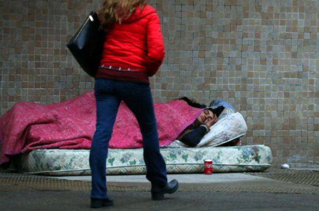 Personas sintecho durmiendo en las calles de Buenos Aires, Argentina.-REUTERS