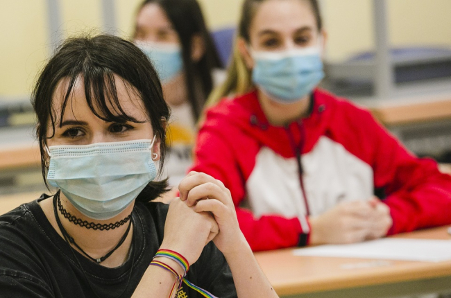 Un grupo de alumnos durante el examen de la EBAU en Soria.  ICAL