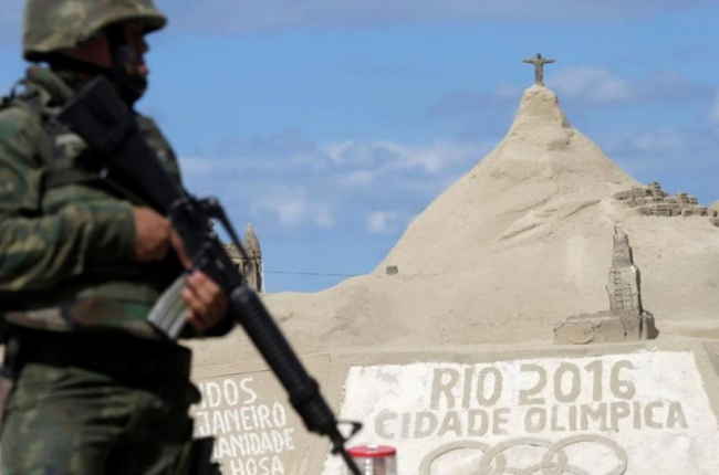 Un soldado patrulla por la playa de Copacabana, en Río.-REUTERS / RICARDO MORAES