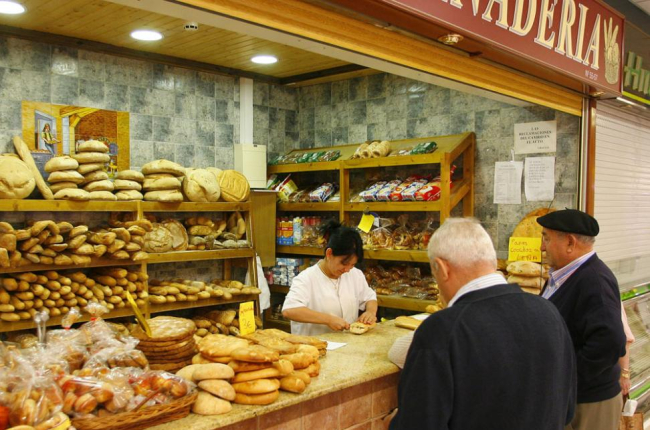 Bienes básicos como el pan o la leche están entre los más caros a 0.78 euros y 0,85 céntimos respectivamente.-SANTI OTERO