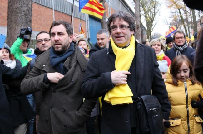 Carles Puigdemont y Toni Comín, en la manifestación convocada por la ANC y Òmnium en Bruselas.-BERNAT VILARO (ACN)