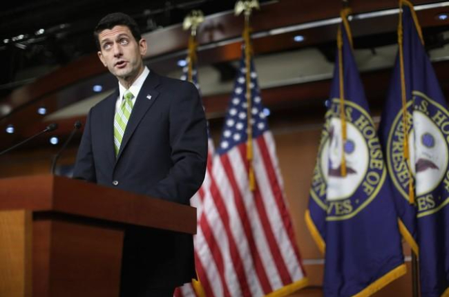 El portavoz de la Cámara de Representantes, el republicano Paul Ryan, atiende a la prensa tras la aprobación del proyecto de ley sobre los refugiados.-AFP / CHIP SOMODEVILLA