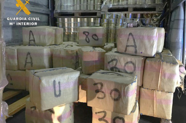 Paquetes de droga escondidos entre el cargamento de latas de conserva.-ECB
