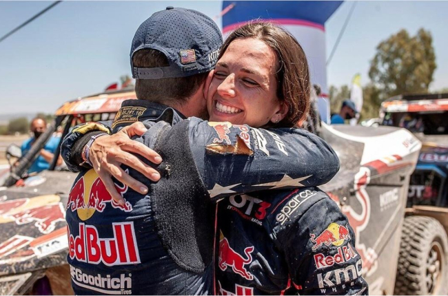 Cristina Gutiérrez se abraza a su copiloto Francois Cazalet tras finalizar el Dakar en tercer puesto de su categoría. ECB