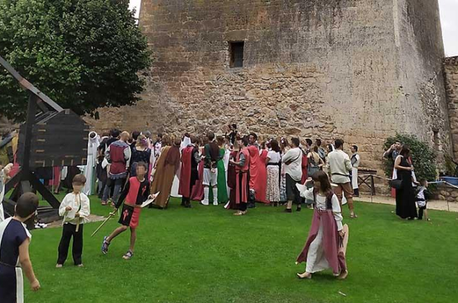 La Fiesta de la Cereza y el Mercado Medieval volvió a reunir a centenares de asistentes en Covarrubias.-ECB