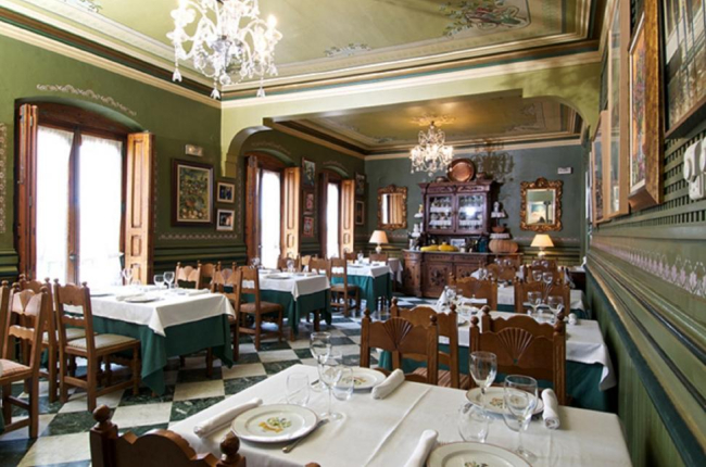 Imagen de uno de los comedores de este centenario restaurante segoviano.-L.P.