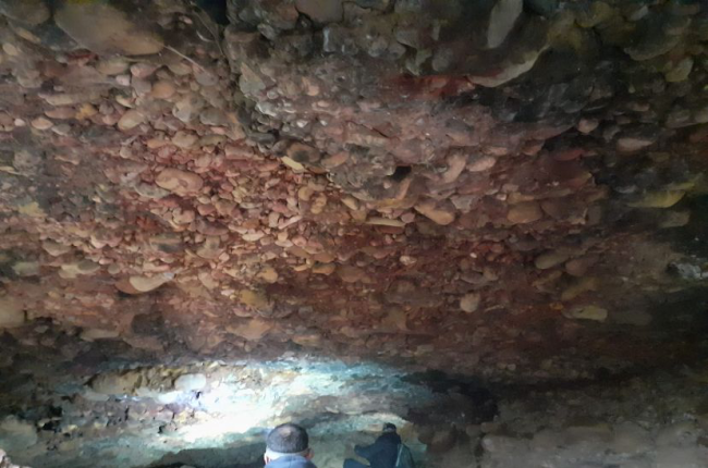 Investigadores del Instituto de Estudios Cabreireses (IEC) descubren en el municipio de Puente de Domingo Flórez (León) una gran mina de oro subterránea romana. -ICAL