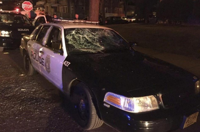 Un coche policial dañado en las protestas en Milwaukee, en Wisconsin.-MILWAUKEE POLICE DEPARTMENT HA