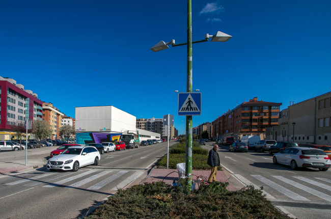 El paso de peatones de la avenida Castilla y León con José María Condón incorporará visión artificial. TOMÁS ALONSO