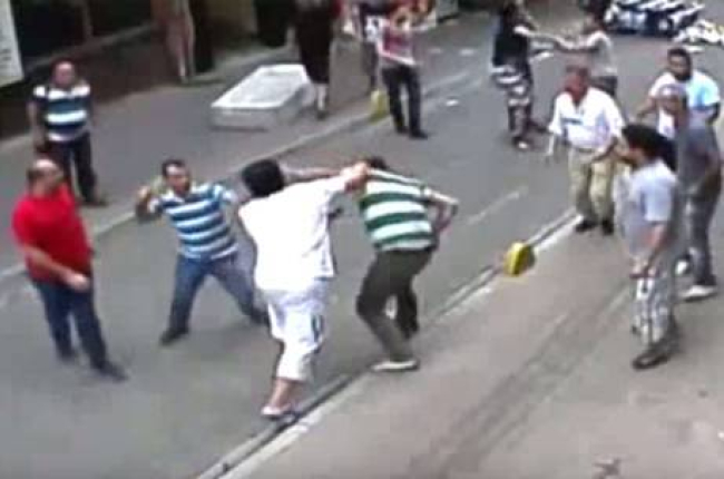 Un turista irlandés, posiblemente un boxeador, se pelea con decenas de personas en el barrio de Aksaray, Estambul.-YOUTUBE