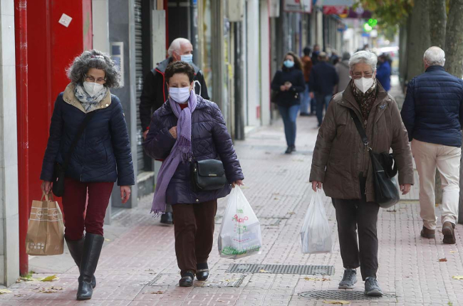 Tres mujeres caminal por Burgos con bolsas de la compra. RAÚL OCHOA