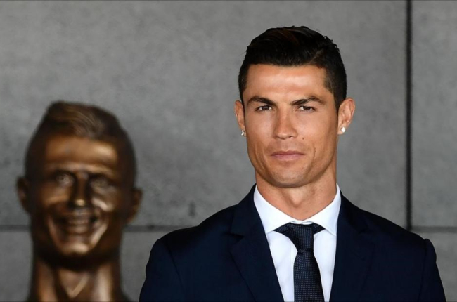 Cristiano Ronaldo, junto a su busto en Madeira-AFP / FRANCISCO LEONG