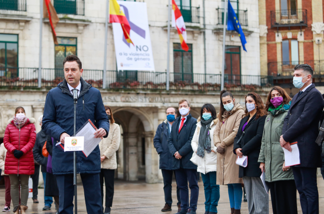 El alcalde Daniel de la Rosa y concejales de PP, Ciudadanos y Podemos leen el manifiesto de la Federación de Municipios y Provincias contra la violencia de género. TOMÁS ALONSO