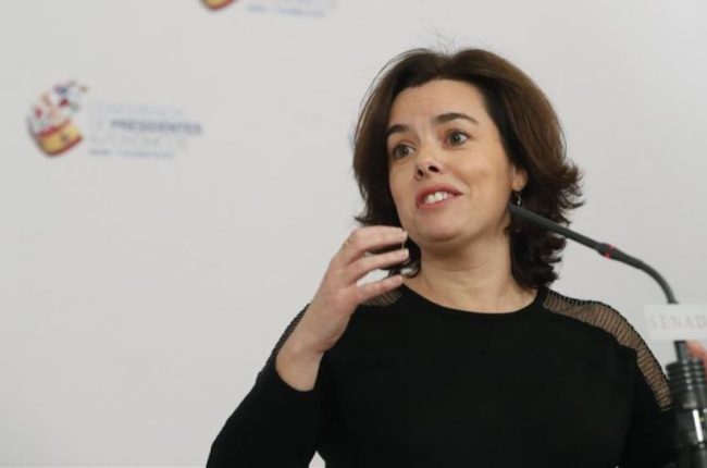 La vicepresidenta del Gobierno, Soraya Sáenz de Santamaría, en la rueda de prensa posterior a la conferencia de presidentes.-EFE / ZIPI