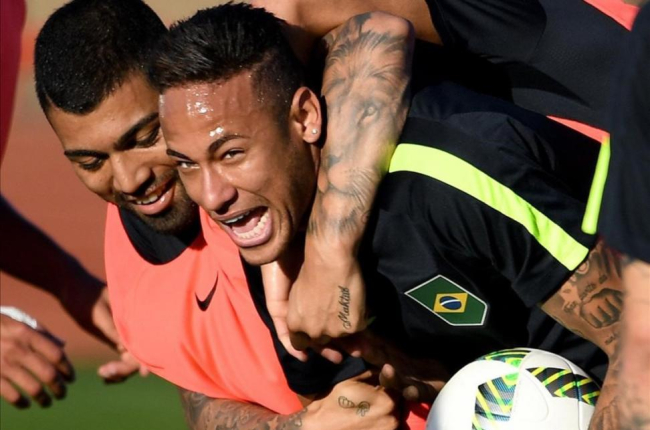 Neymar es agarrado por Gabriel Jesús durante el entrenamiento de la selección brasileña el día 1 en Brasilia.-EVARISTO SA / AFP
