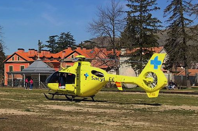 Un helicóptero sanitario trasladó al herido al HUBU. ECB