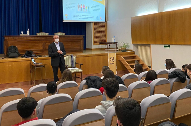 El presidente de Aciturri, Ginés Clemente dio una charla a los estudiantes del Colegio Sagrados Corazones de Miranda de Ebro. ECB