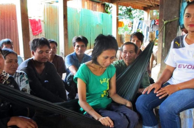 La "mujer de la jungla", Rochom P,ngieng, junto con el hombre vietnamita que dice ser su padre.-AFP / CHHAY THI