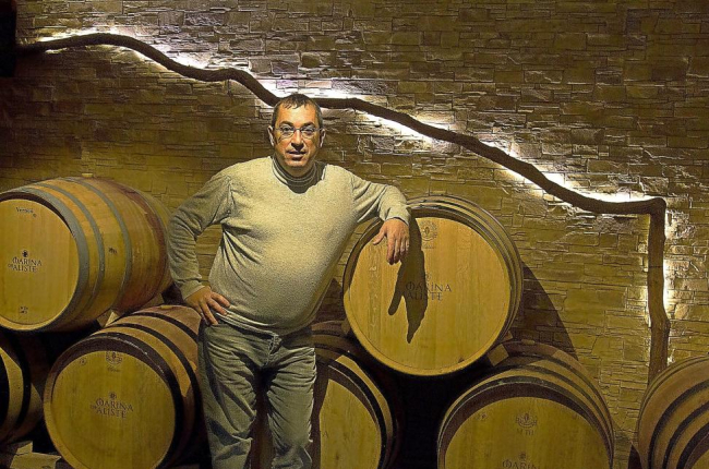 Javier de Jesús Pérez junto a las barricas donde envejece el vino.-M.D.