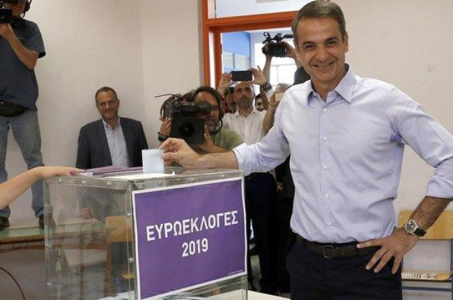 El líder de Nueva Democracia, Kiriakos Mitsotakis, vota en Atenas (Grecia).-ALEXANDROS VLACHOS (EFE)